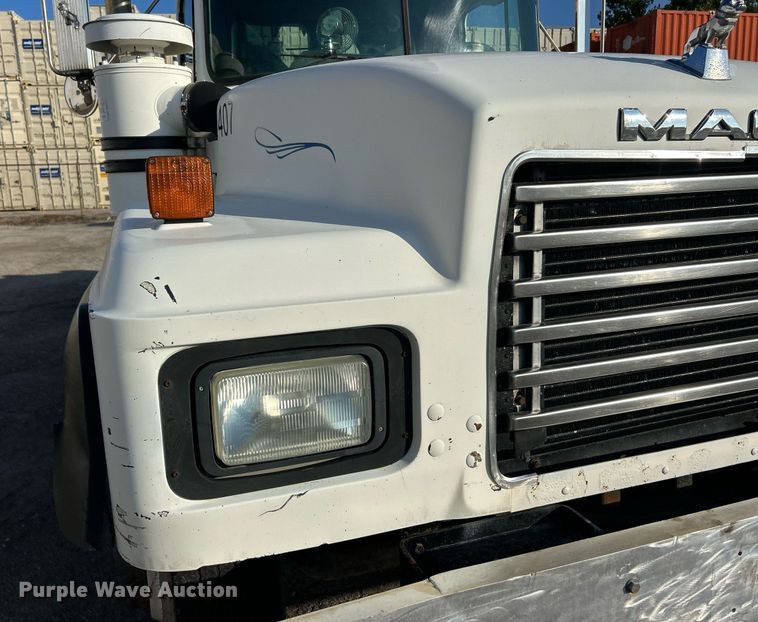 image for item EK3428 2000 Mack RD688S roll-off container truck