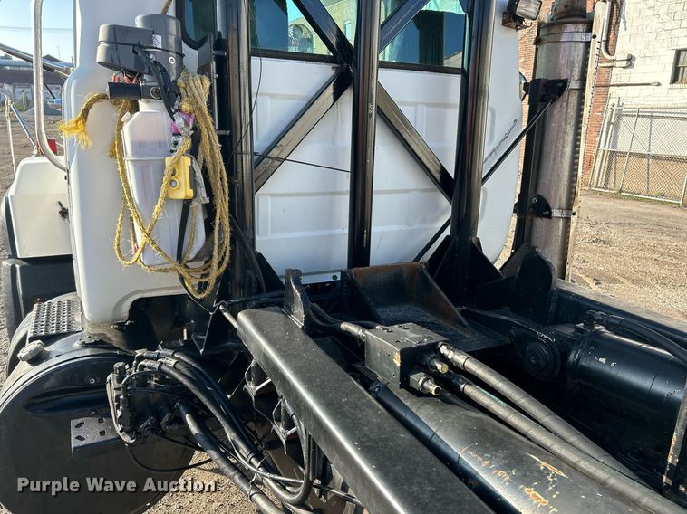 image for item EK3428 2000 Mack RD688S roll-off container truck