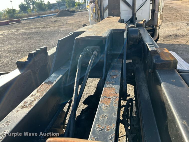 image for item EK3428 2000 Mack RD688S roll-off container truck