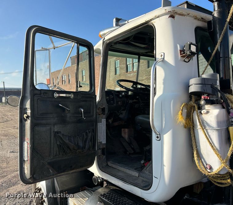 image for item EK3428 2000 Mack RD688S roll-off container truck