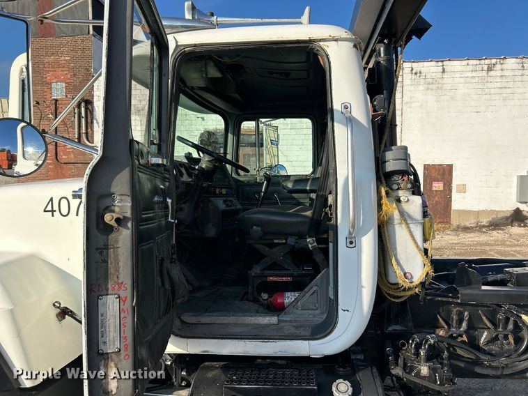 image for item EK3428 2000 Mack RD688S roll-off container truck