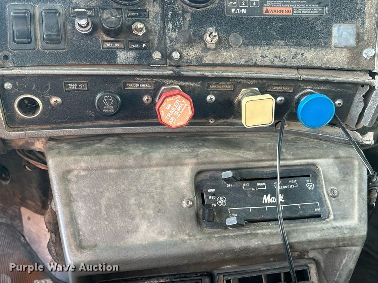 image for item EK3428 2000 Mack RD688S roll-off container truck