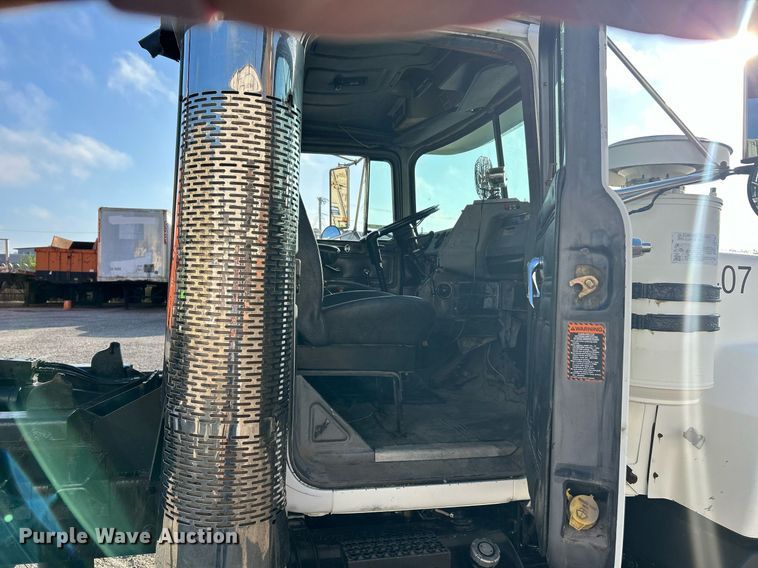 image for item EK3428 2000 Mack RD688S roll-off container truck