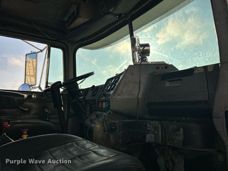 image for item EK3428 2000 Mack RD688S roll-off container truck