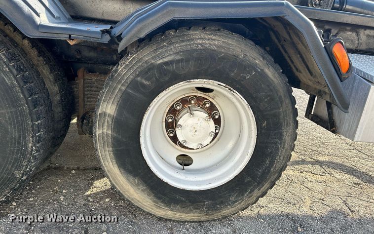 image for item EK3428 2000 Mack RD688S roll-off container truck