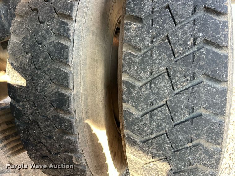 image for item EK3428 2000 Mack RD688S roll-off container truck