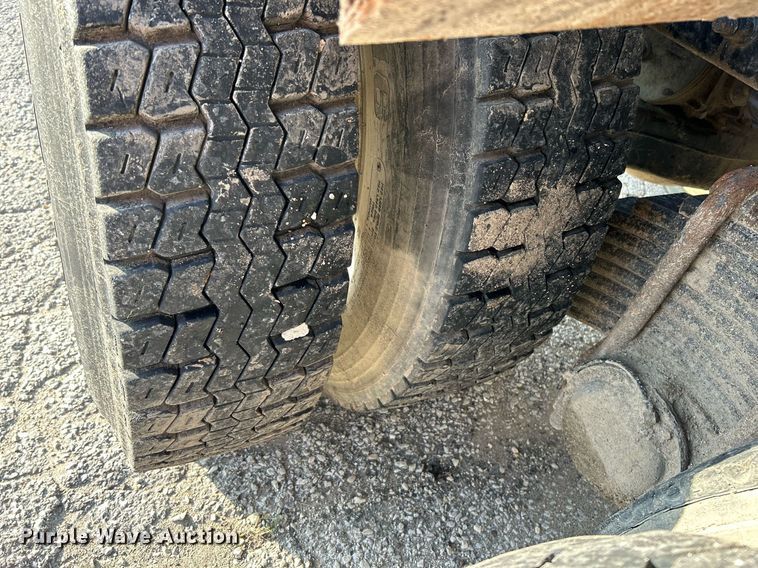 image for item EK3428 2000 Mack RD688S roll-off container truck