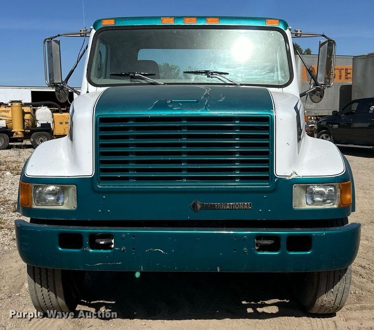image for item EN0027 1998 International  4700 flatbed truck