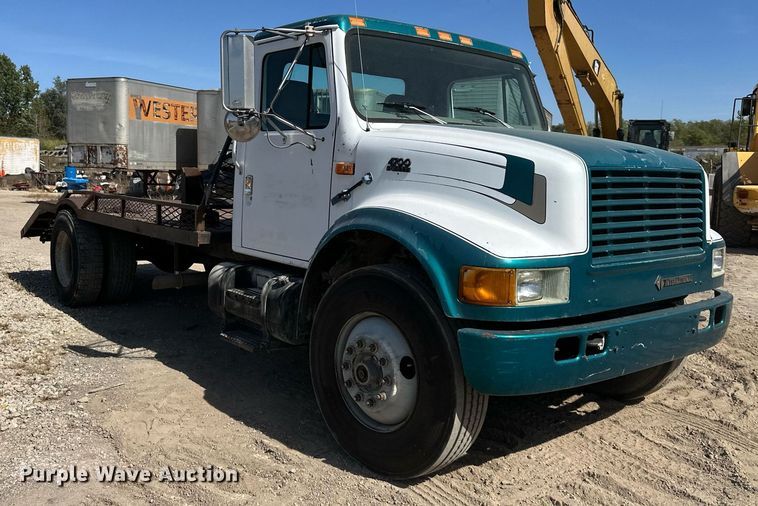 image for item EN0027 1998 International  4700 flatbed truck
