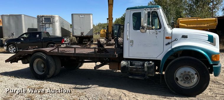 image for item EN0027 1998 International  4700 flatbed truck