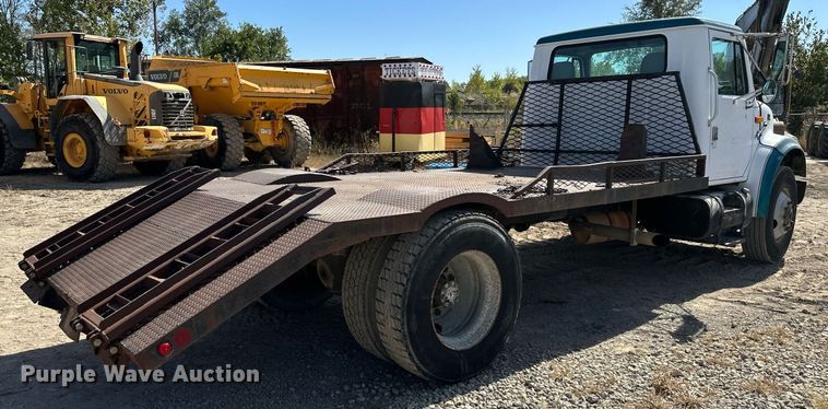 image for item EN0027 1998 International  4700 flatbed truck