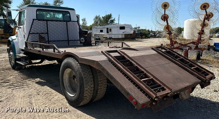 image for item EN0027 1998 International  4700 flatbed truck
