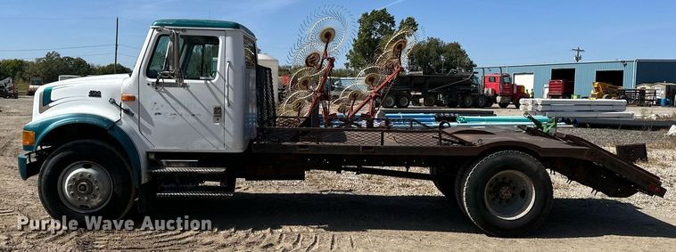 image for item EN0027 1998 International  4700 flatbed truck