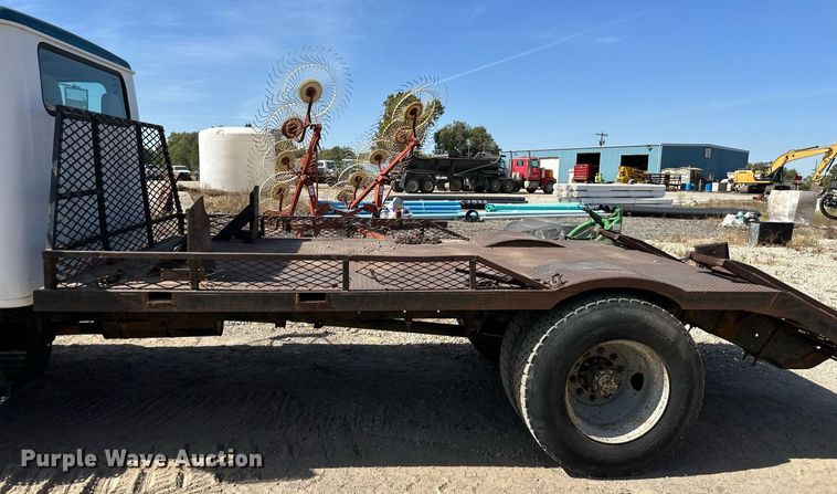 image for item EN0027 1998 International  4700 flatbed truck
