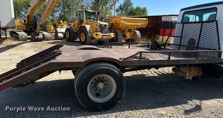 image for item EN0027 1998 International  4700 flatbed truck