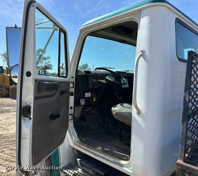 image for item EN0027 1998 International  4700 flatbed truck