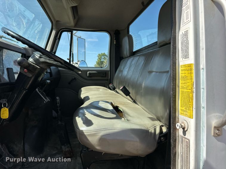 image for item EN0027 1998 International  4700 flatbed truck