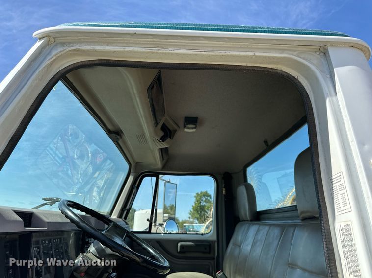 image for item EN0027 1998 International  4700 flatbed truck