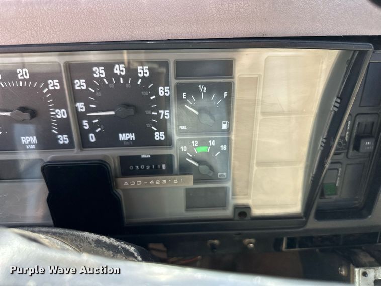 image for item EN0027 1998 International  4700 flatbed truck