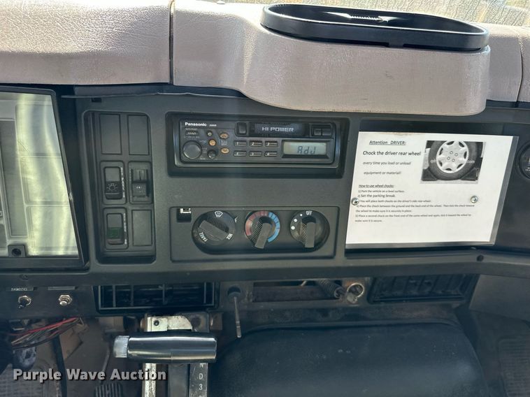 image for item EN0027 1998 International  4700 flatbed truck