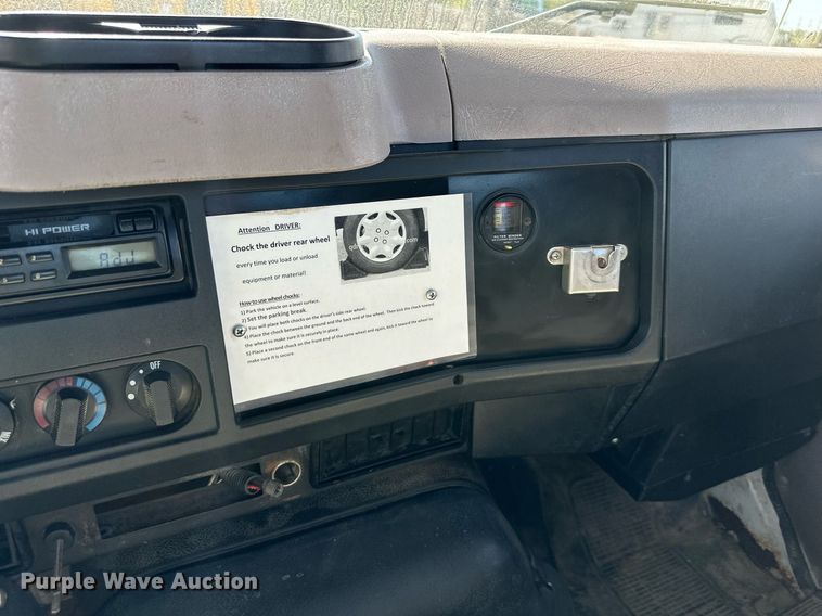 image for item EN0027 1998 International  4700 flatbed truck