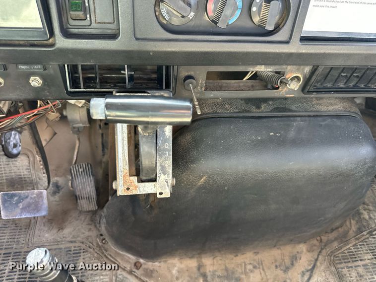 image for item EN0027 1998 International  4700 flatbed truck