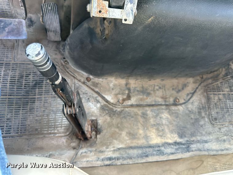 image for item EN0027 1998 International  4700 flatbed truck