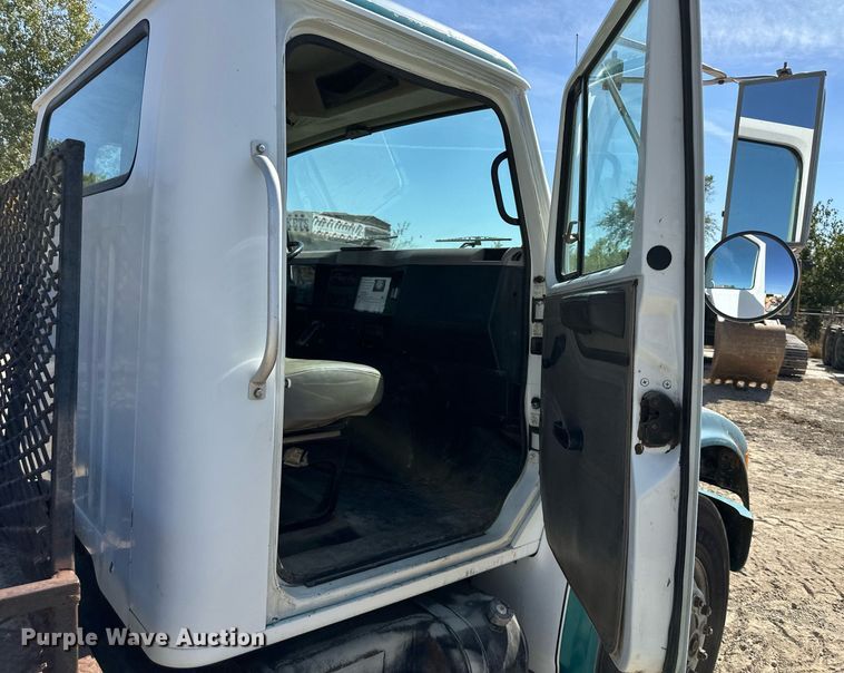 image for item EN0027 1998 International  4700 flatbed truck