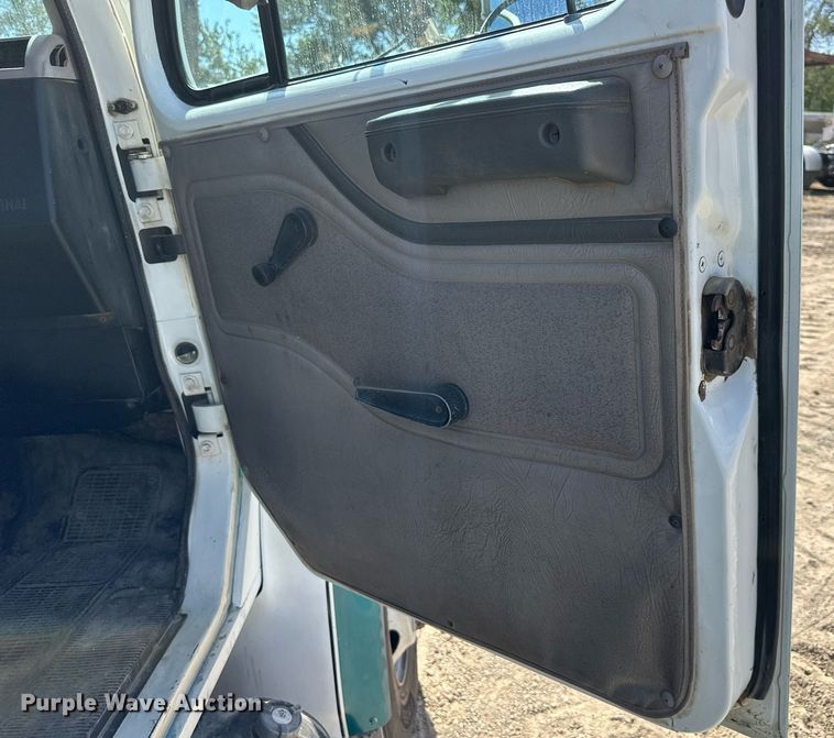 image for item EN0027 1998 International  4700 flatbed truck