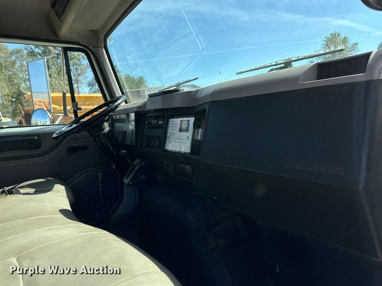 image for item EN0027 1998 International  4700 flatbed truck