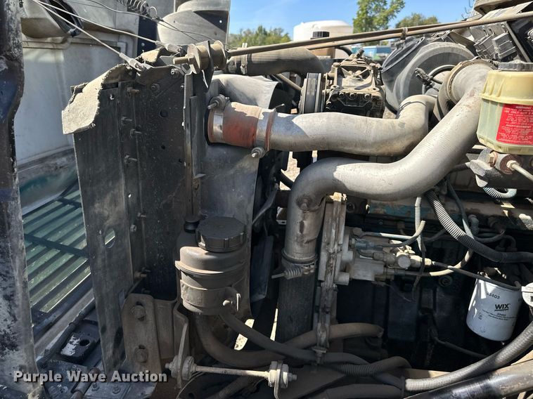 image for item EN0027 1998 International  4700 flatbed truck