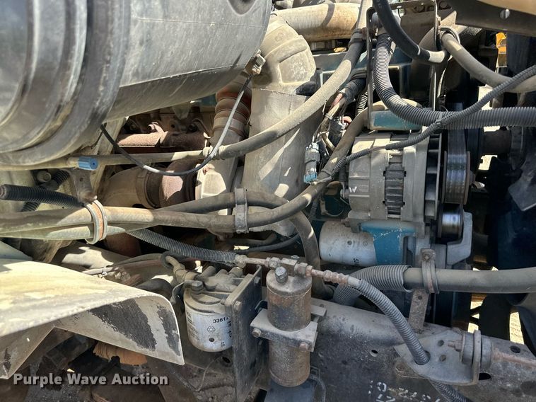 image for item EN0027 1998 International  4700 flatbed truck