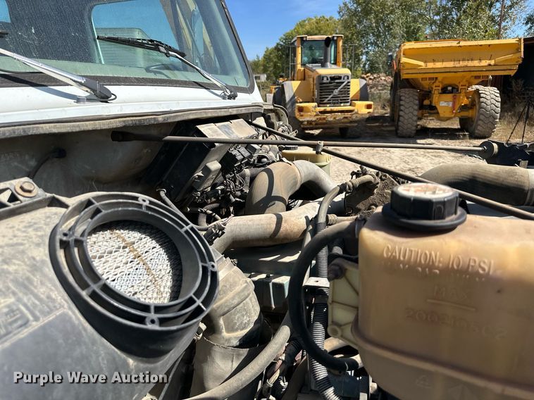 image for item EN0027 1998 International  4700 flatbed truck