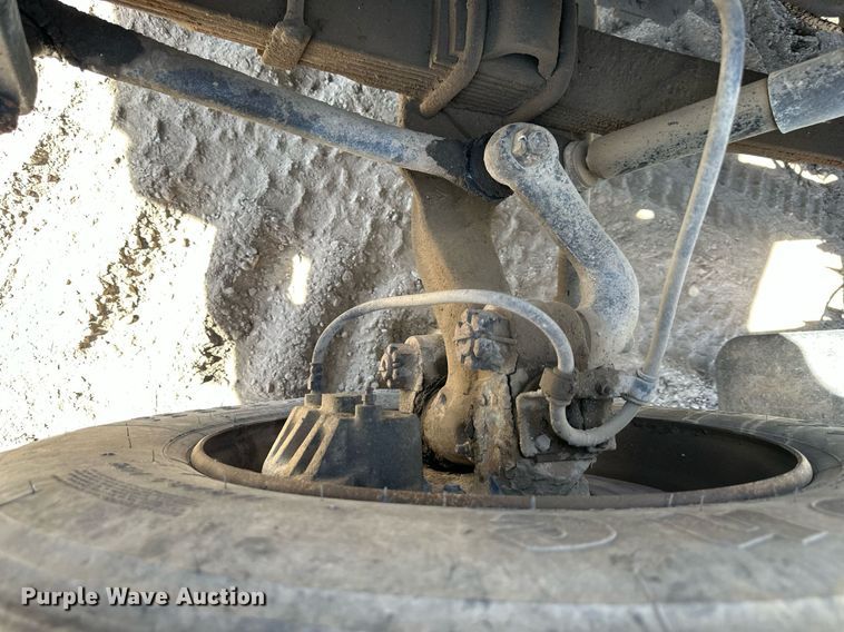 image for item EN0027 1998 International  4700 flatbed truck