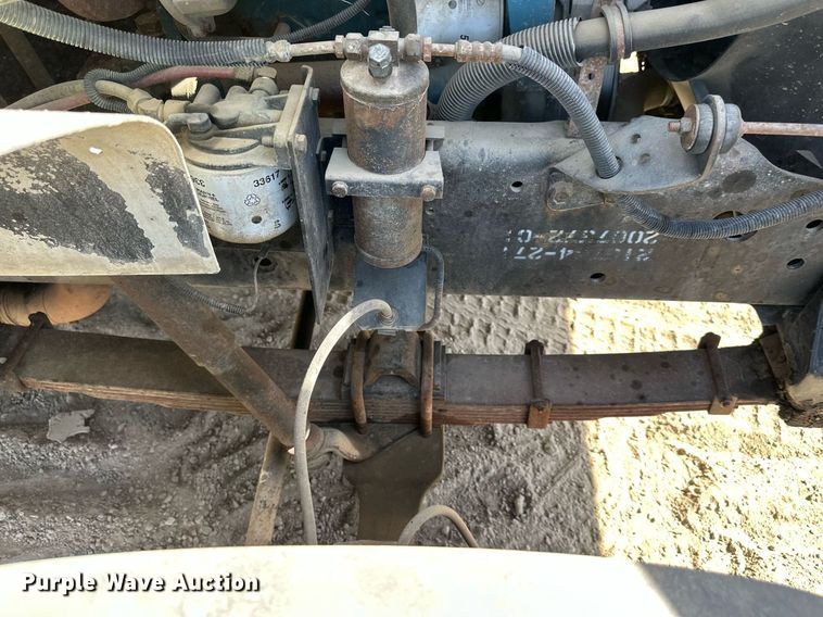 image for item EN0027 1998 International  4700 flatbed truck