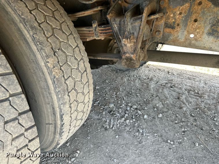 image for item EN0027 1998 International  4700 flatbed truck