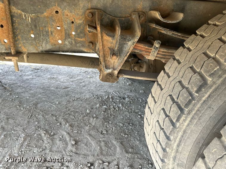 image for item EN0027 1998 International  4700 flatbed truck