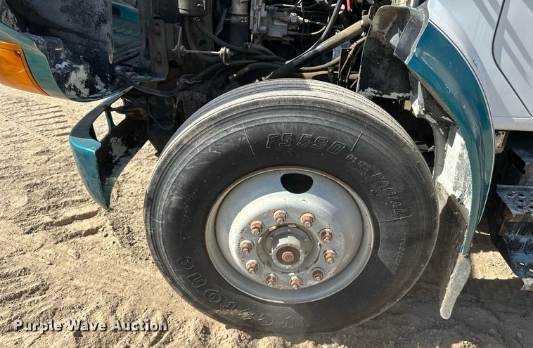 image for item EN0027 1998 International  4700 flatbed truck