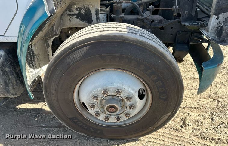 image for item EN0027 1998 International  4700 flatbed truck