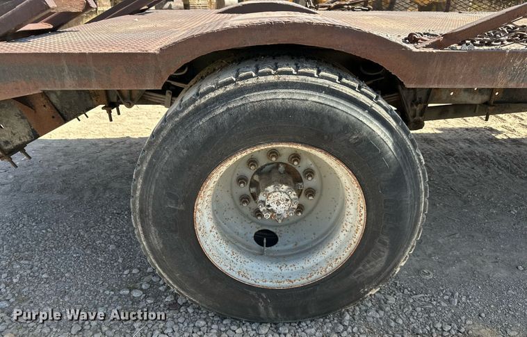 image for item EN0027 1998 International  4700 flatbed truck