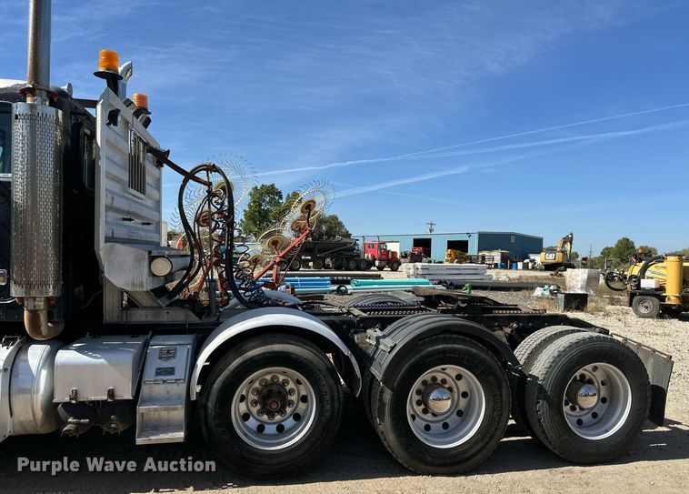 image for item EN0028 1997 Peterbilt  378 semi truck