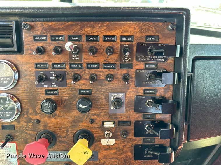 image for item EN0028 1997 Peterbilt  378 semi truck