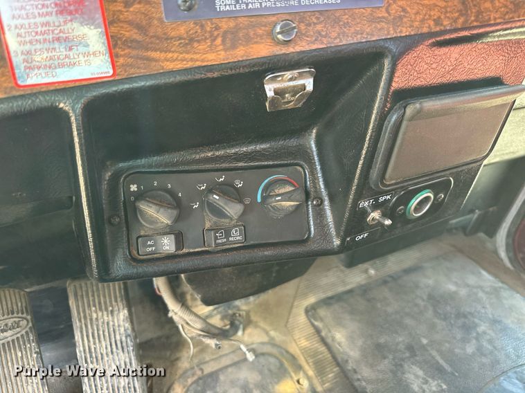 image for item EN0028 1997 Peterbilt  378 semi truck