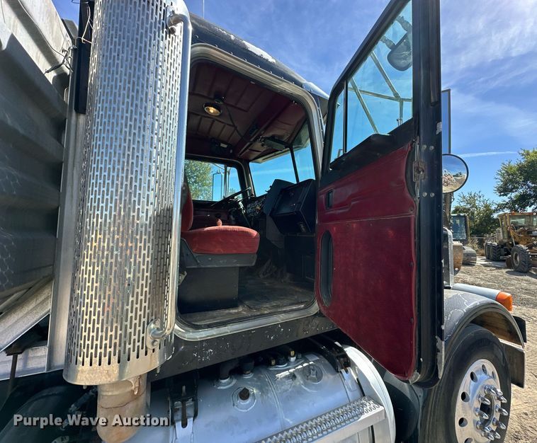 image for item EN0028 1997 Peterbilt  378 semi truck