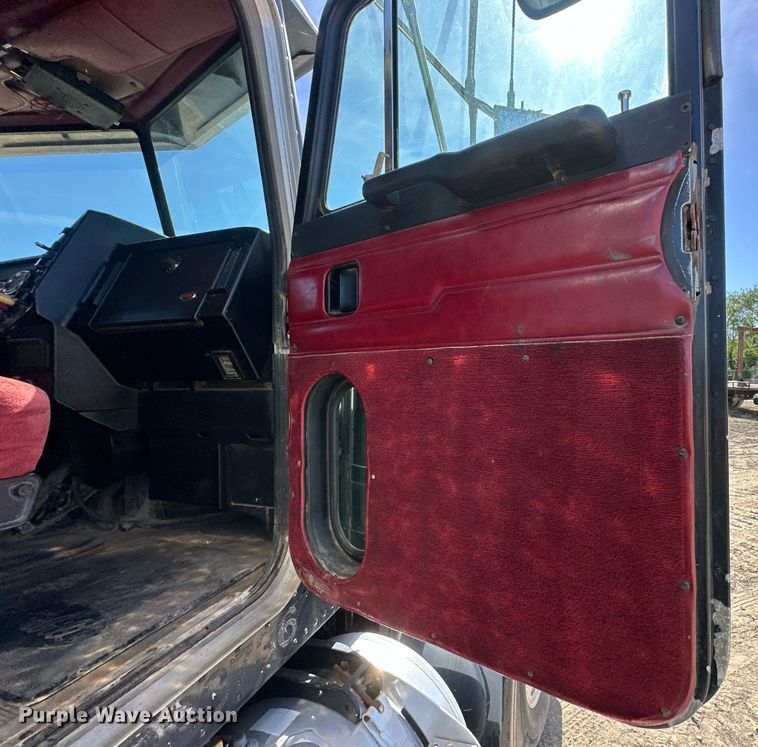 image for item EN0028 1997 Peterbilt  378 semi truck