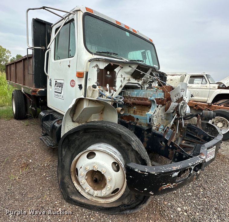 image for item EQ2056 2001 International  4900 dump flatbed truck