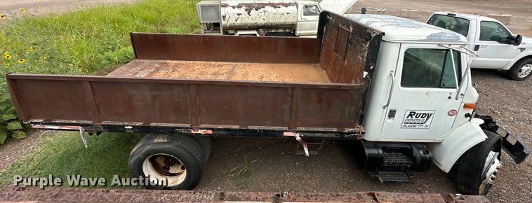 image for item EQ2056 2001 International  4900 dump flatbed truck