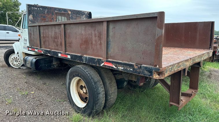 image for item EQ2056 2001 International  4900 dump flatbed truck