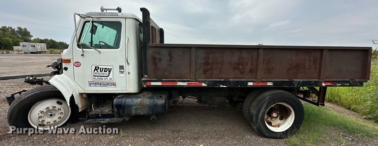 image for item EQ2056 2001 International  4900 dump flatbed truck