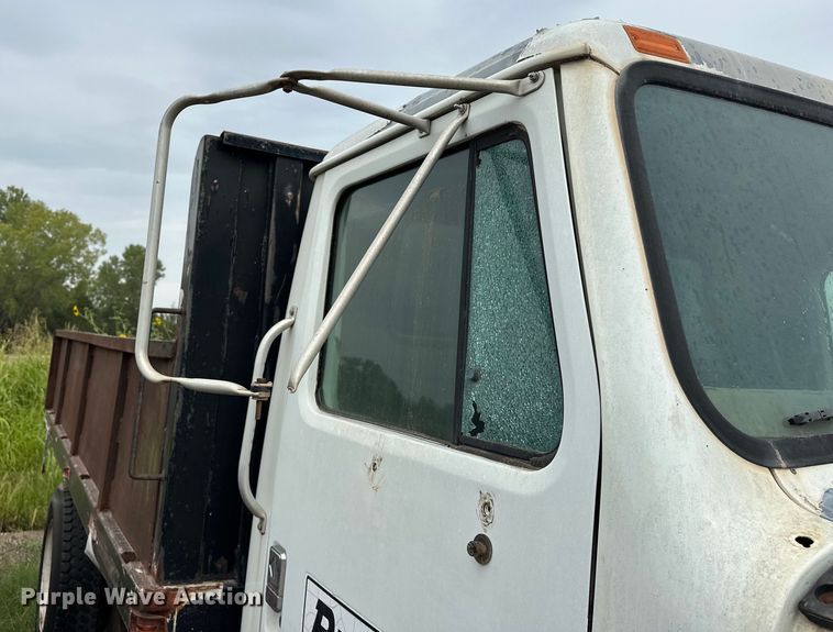 image for item EQ2056 2001 International  4900 dump flatbed truck